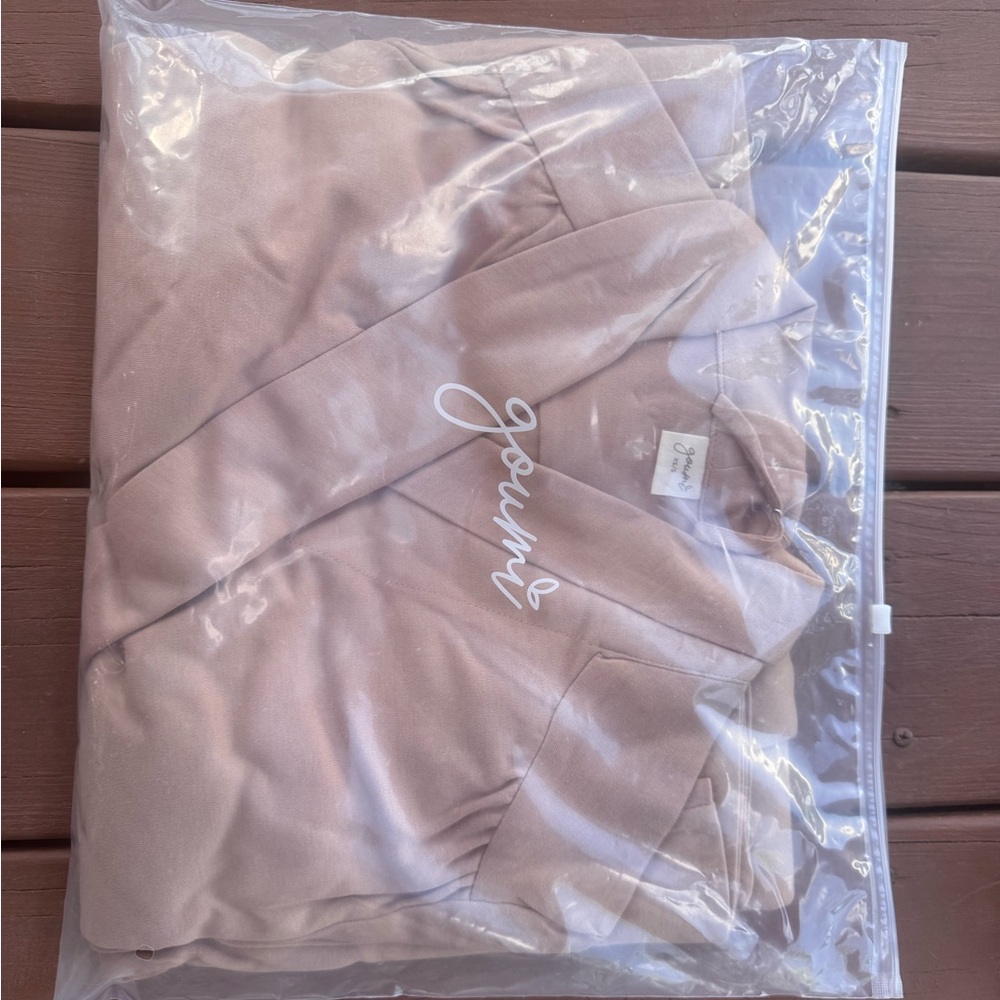 Goumi Women's Elegant Beige Robe - Picture 2 of 2
